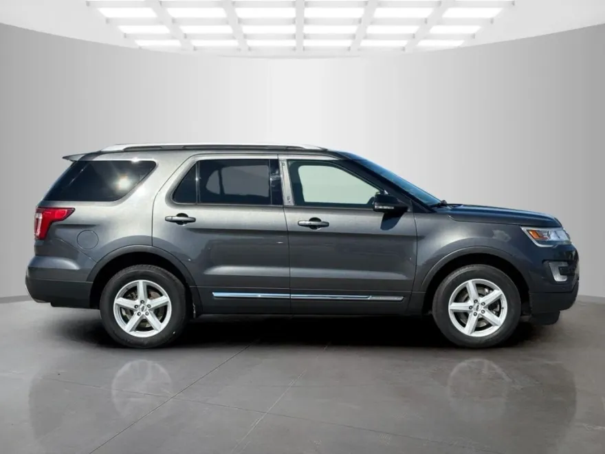 2017 Ford Explorer XLT Sport photo 1