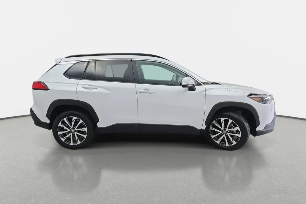 2022 Toyota Corolla Cross XLE photo 1