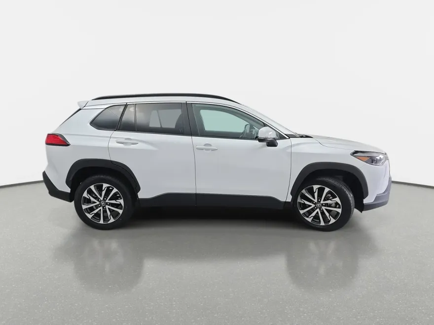 2022 Toyota Corolla Cross XLE photo 1