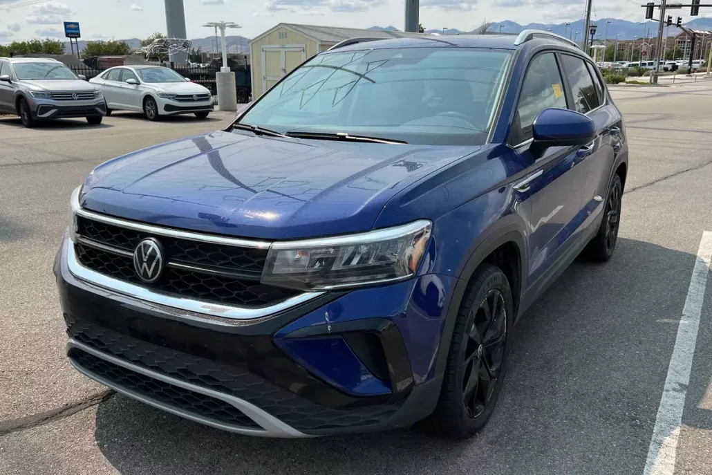 2023 Volkswagen Taos SE photo 1