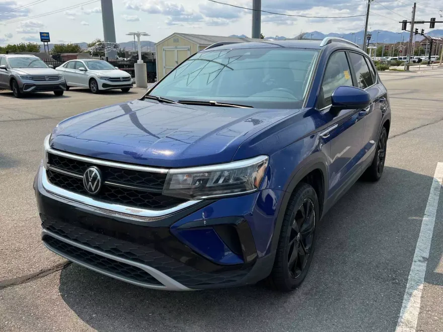 2023 Volkswagen Taos SE photo 1