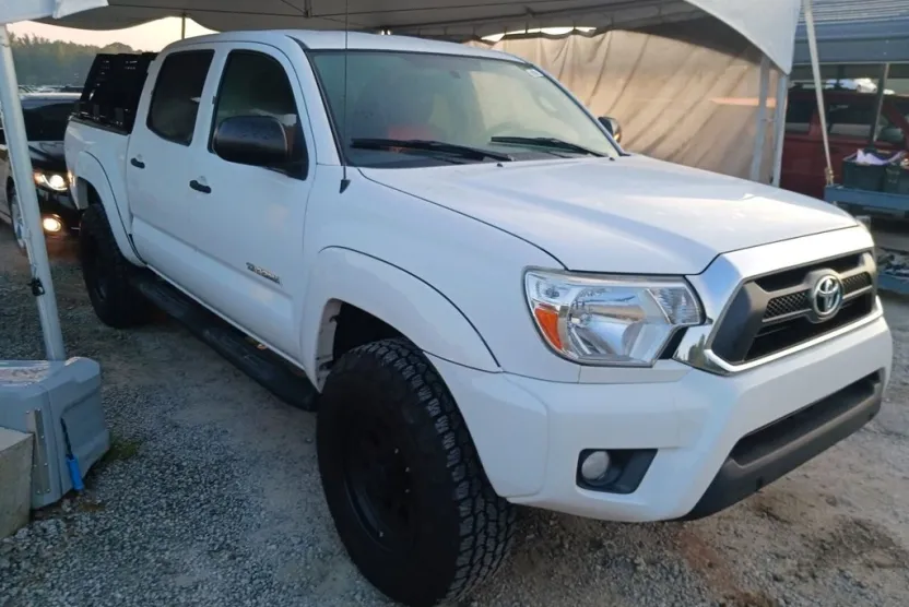 2013 Toyota Tacoma LE photo 1