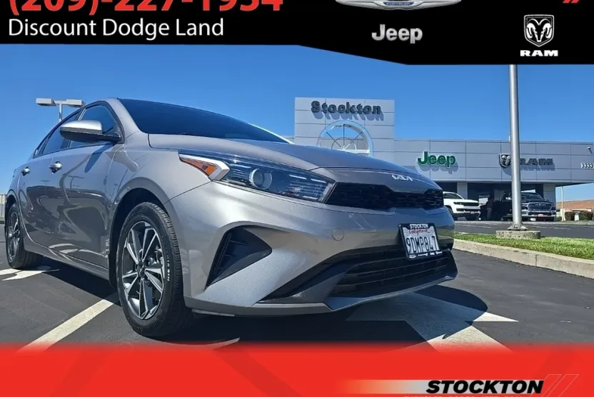 2023 Kia Forte LXS photo 1