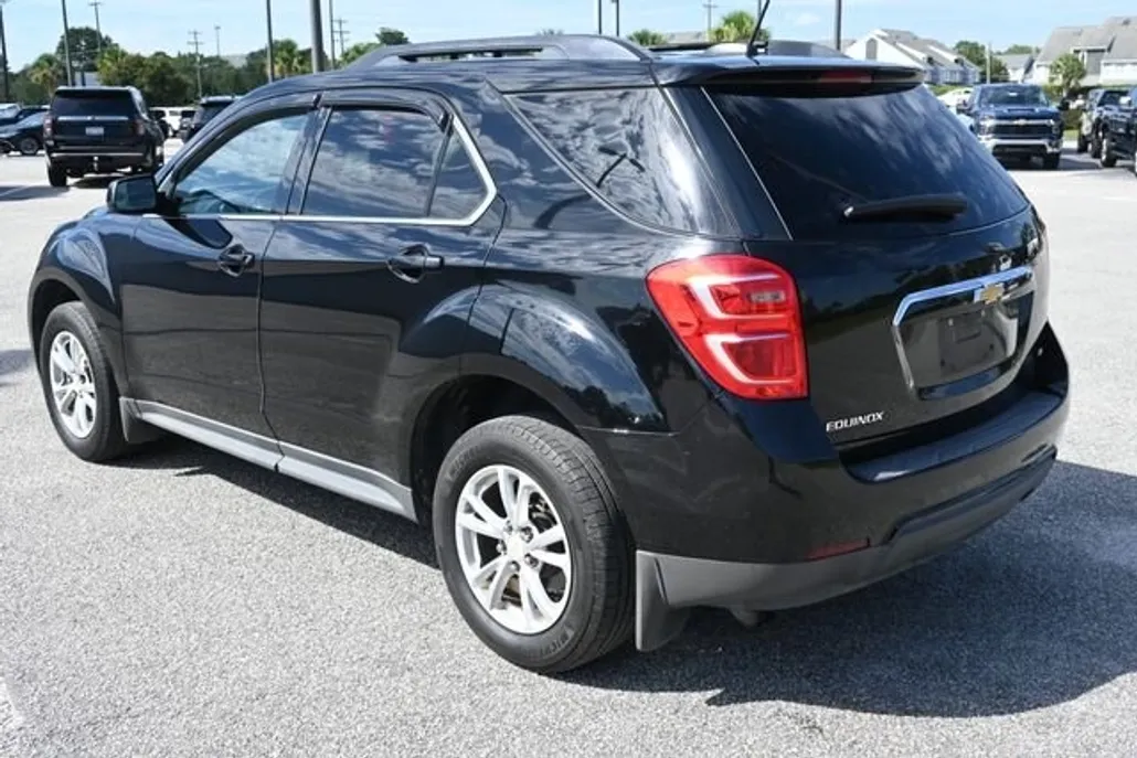 2017 Chevrolet Equinox LT photo 1