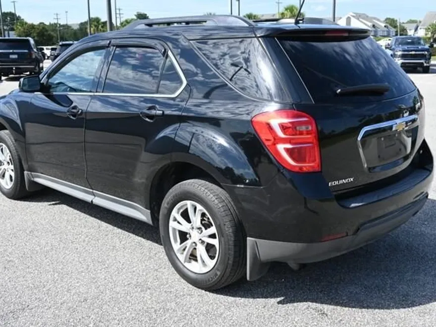 2017 Chevrolet Equinox LT photo 1