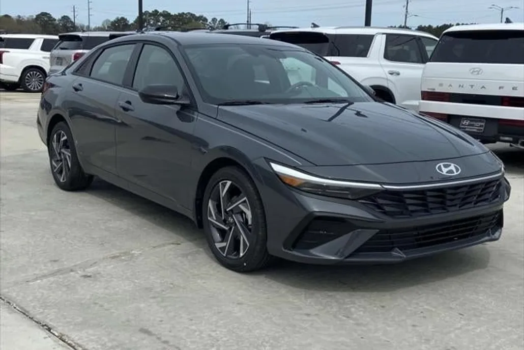 2025 Hyundai Elantra SEL Sport photo 1
