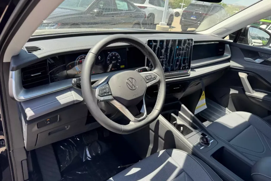 2025 Volkswagen Tiguan SE photo 1