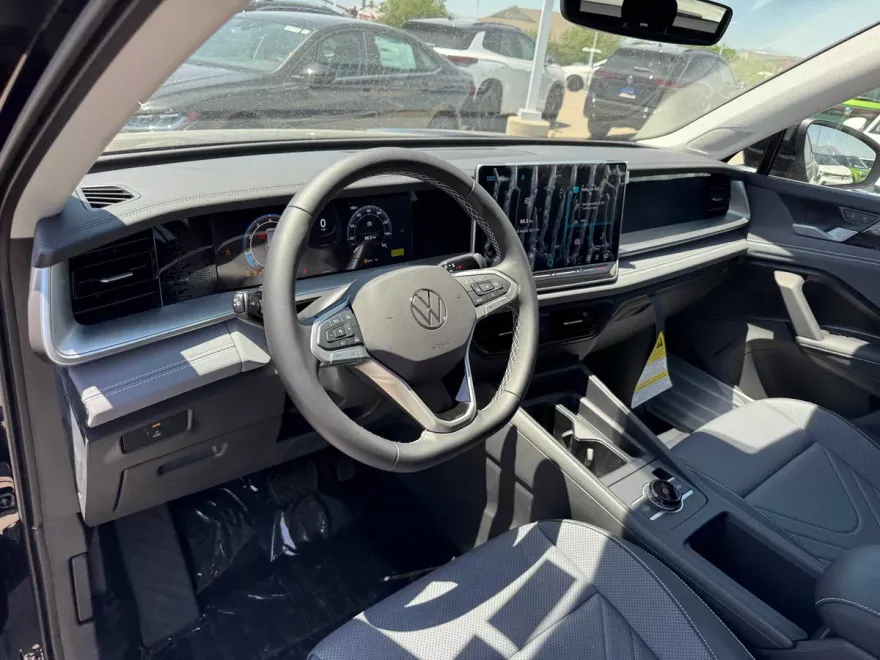 2025 Volkswagen Tiguan SE photo 1