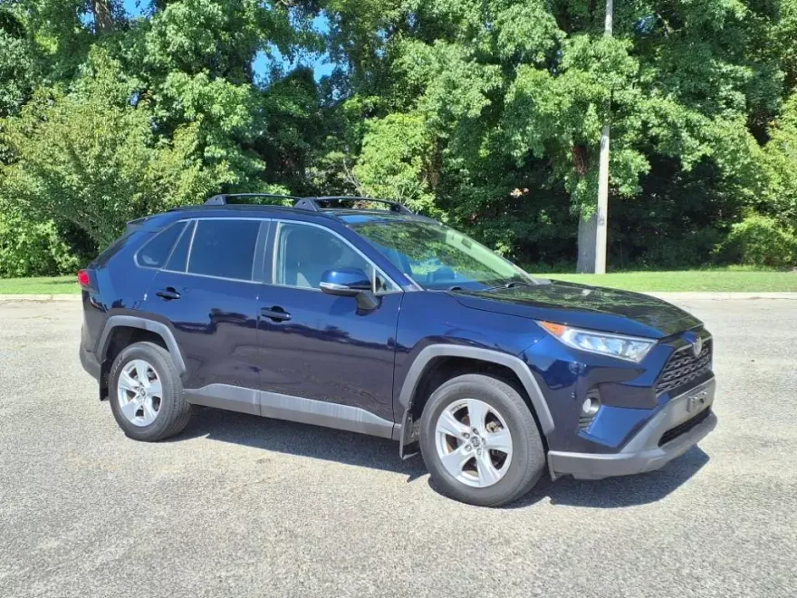2019 Toyota RAV4 XLE photo 1