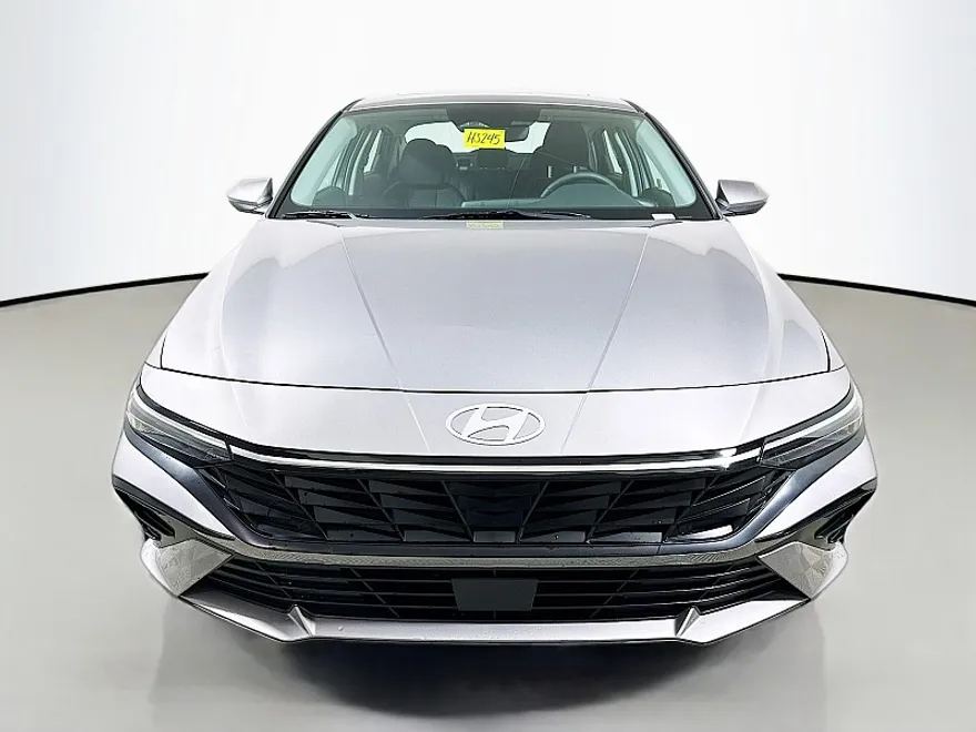 2025 Hyundai Elantra SEL Convenience photo 2