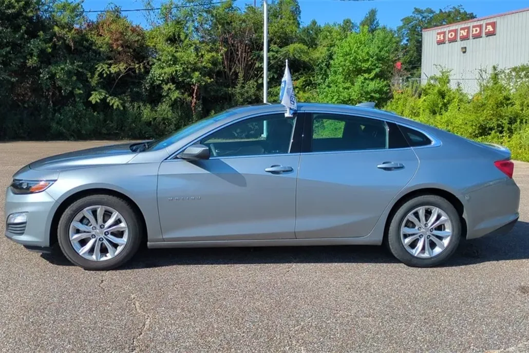 2024 Chevrolet Malibu 1LT photo 1