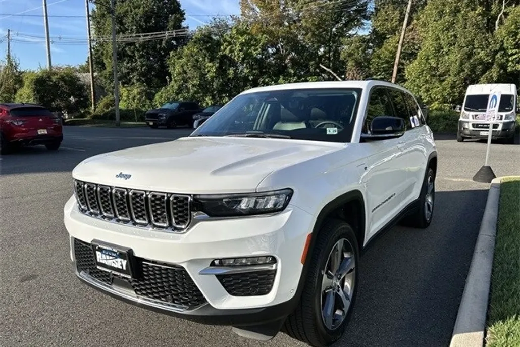 2023 Jeep Cherokee Base photo 1