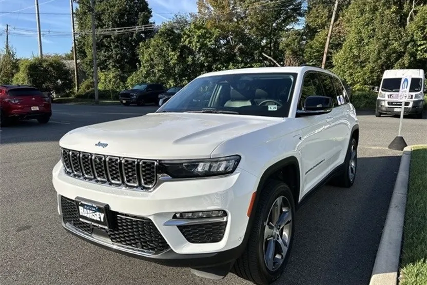 2023 Jeep Cherokee Base photo 1