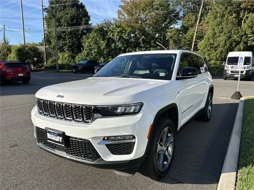 2023 Jeep Cherokee Base photo 1