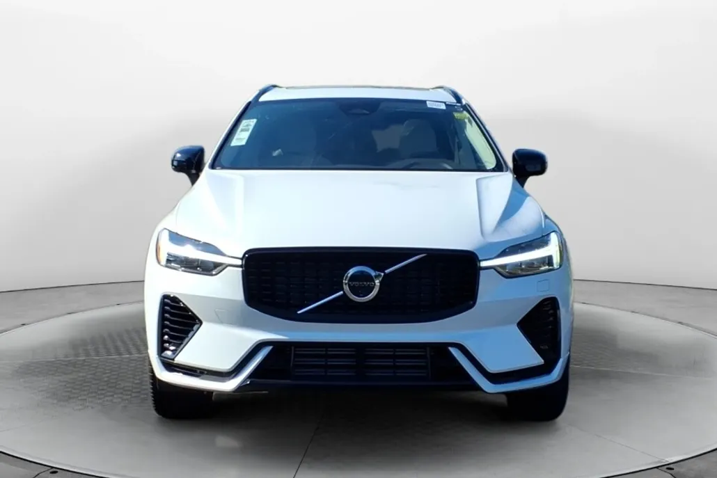 2025 Volvo XC60 Hybrid T8 Plus photo 1