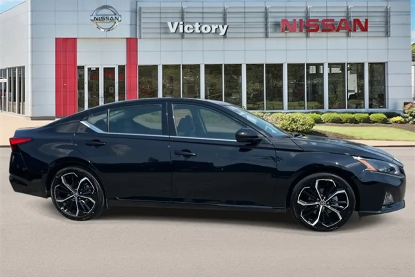 2023 Nissan Altima 2.5 SR photo 1