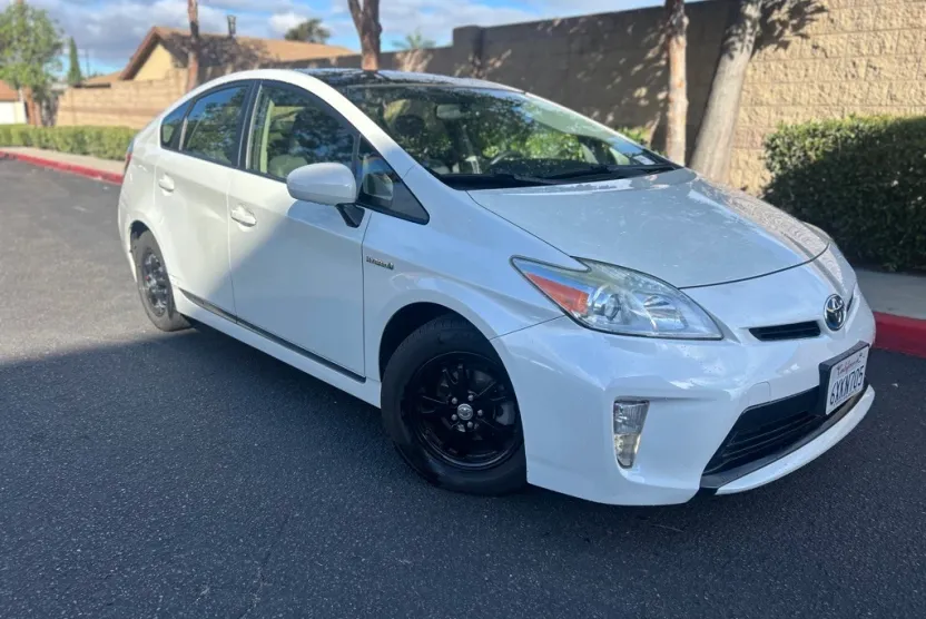 2012 Toyota Prius One photo 1