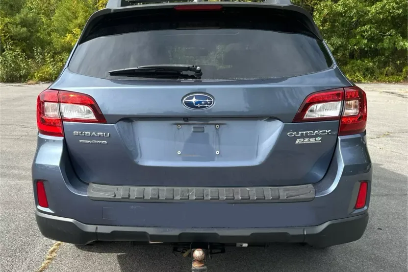 2017 Subaru Outback 2.5i Premium photo 1