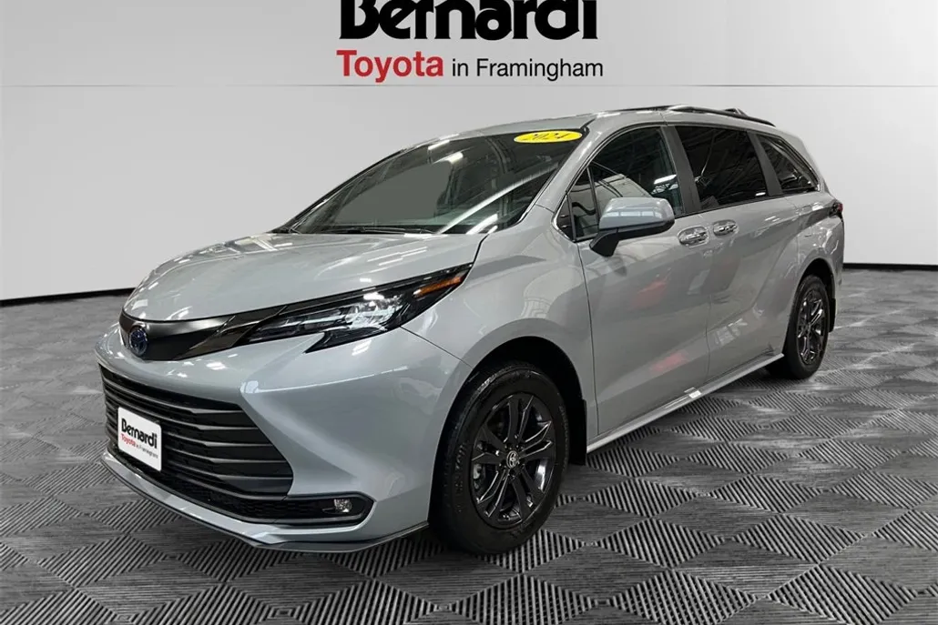 2024 Toyota Sienna Woodland Edition photo 1