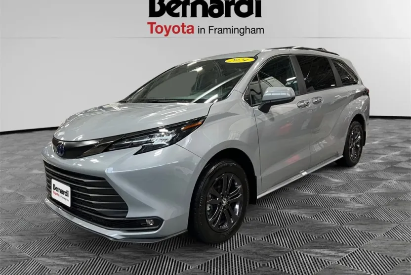2024 Toyota Sienna Woodland Edition photo 1