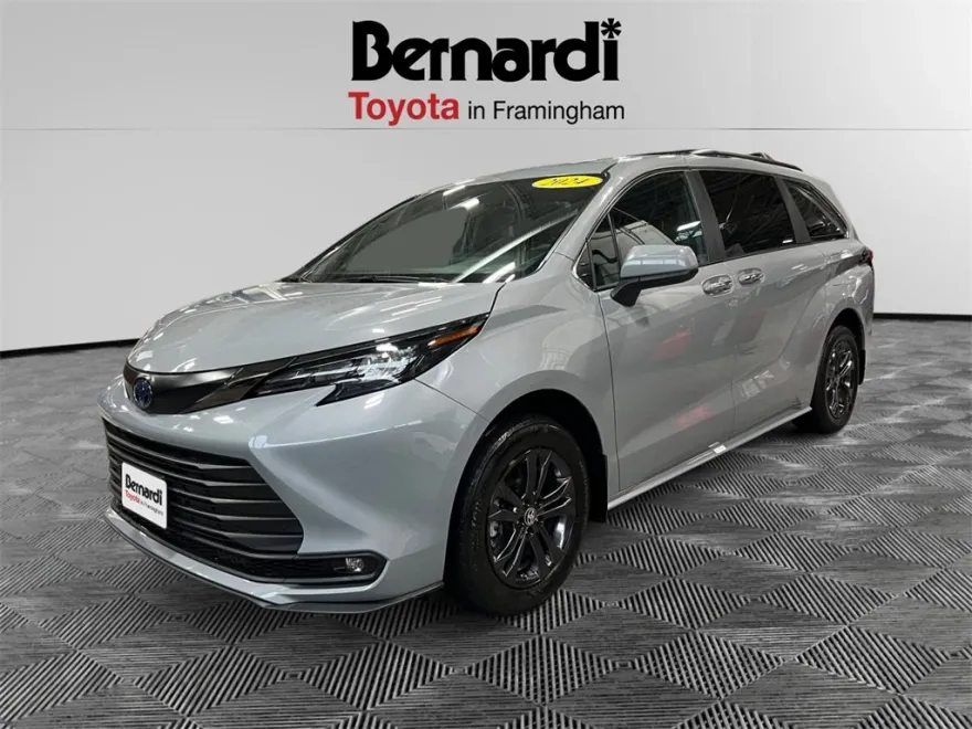 2024 Toyota Sienna Woodland Edition photo 1
