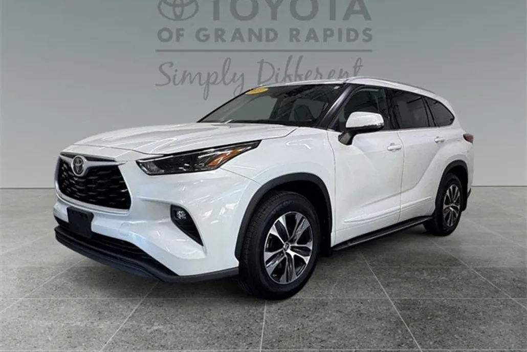 2022 Toyota Highlander XLE photo 1