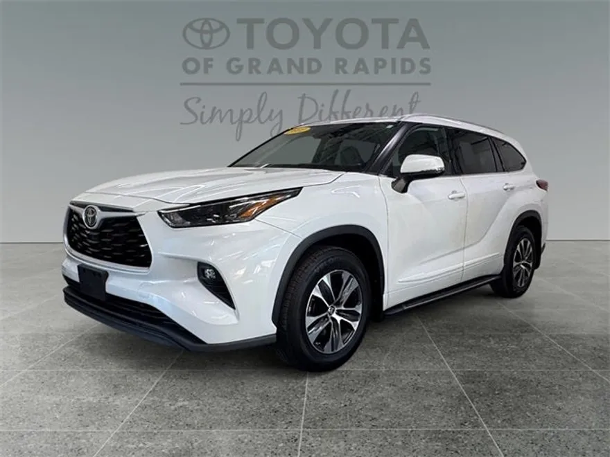 2022 Toyota Highlander XLE photo 1