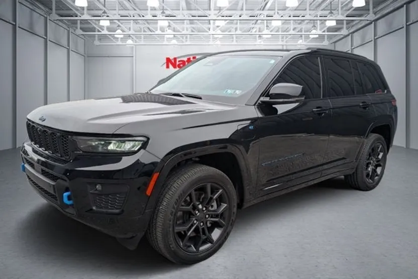 2023 Jeep Cherokee 80th Anniversary Edition photo 1