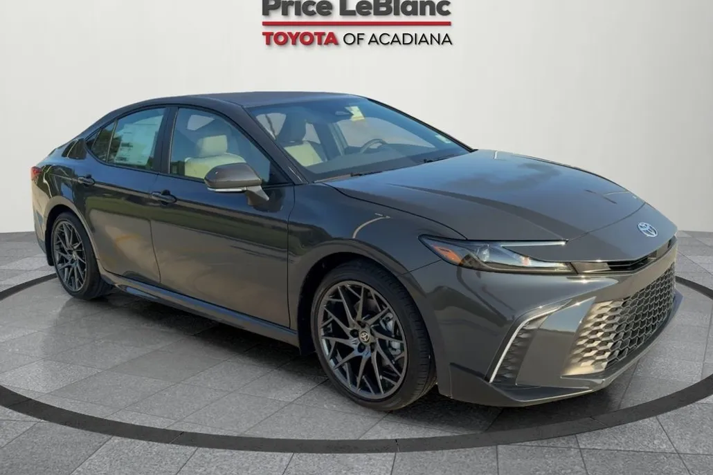 2025 Toyota Camry SE photo 1
