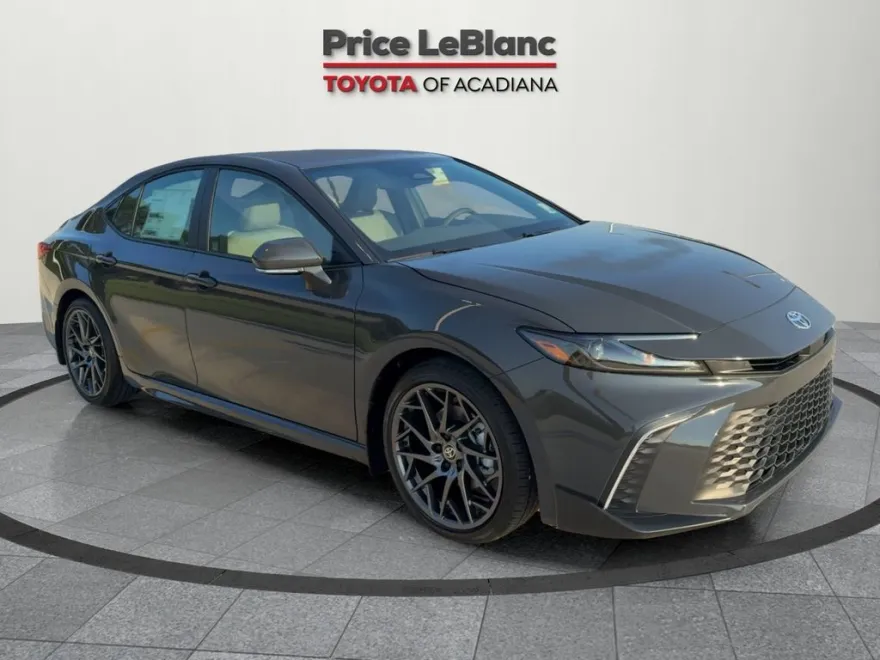2025 Toyota Camry SE photo 1