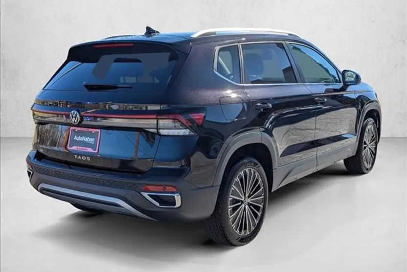 2025 Volkswagen Taos SE photo 1