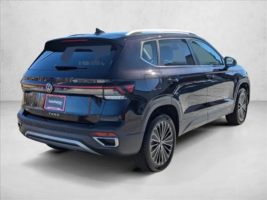 2025 Volkswagen Taos SE photo 1