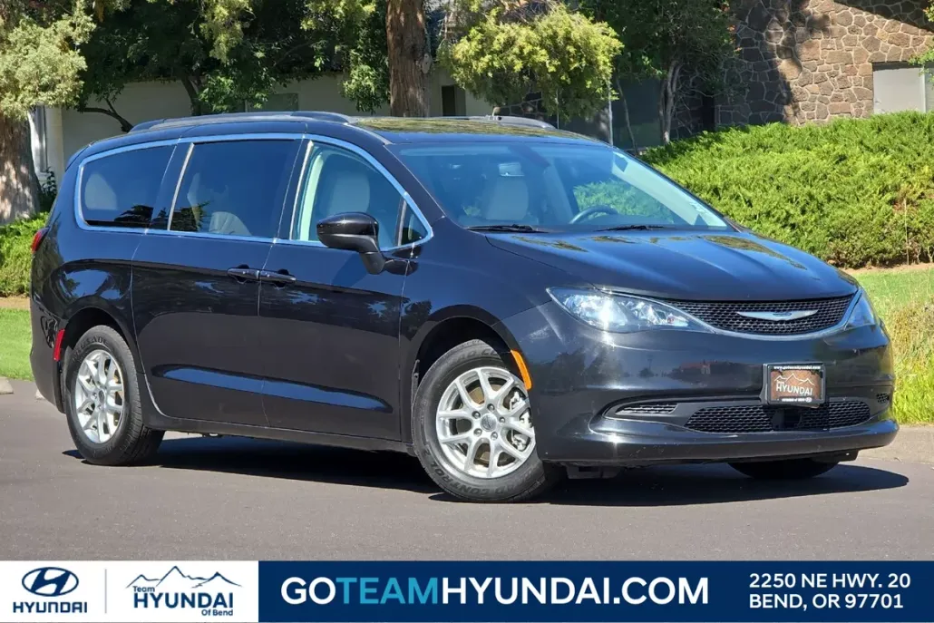 2021 Chrysler Voyager LXi photo 1