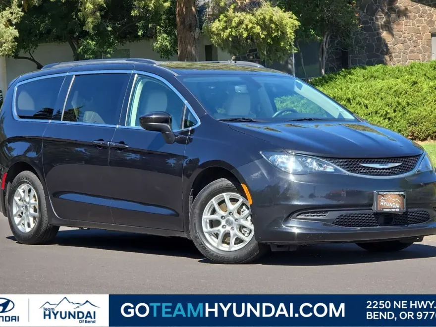 2021 Chrysler Voyager LXi photo 1
