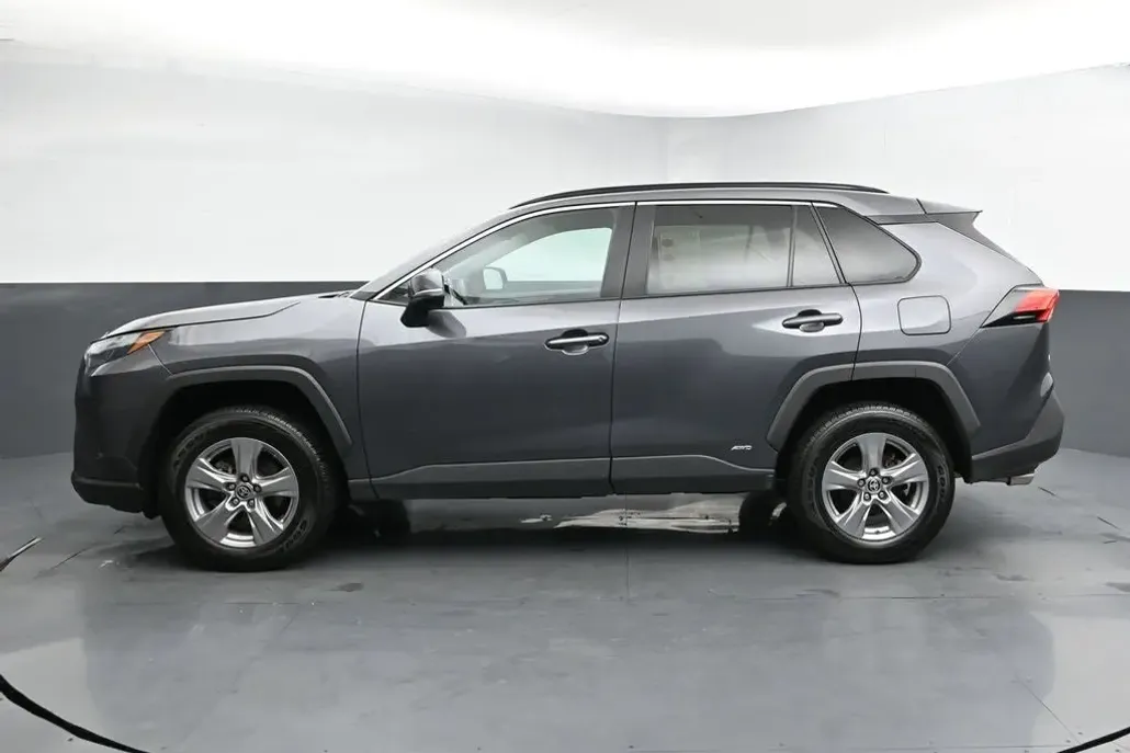 2023 Toyota RAV4 Hybrid LE photo 1