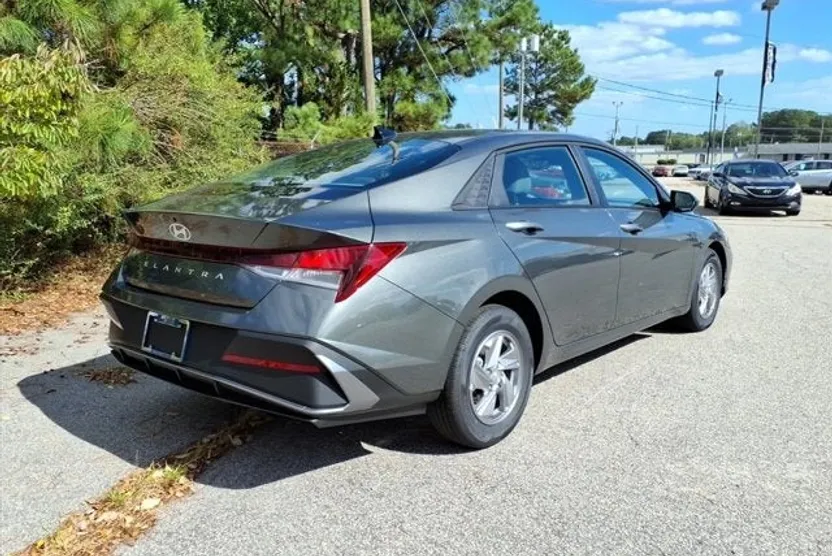 2025 Hyundai Elantra SE photo 1