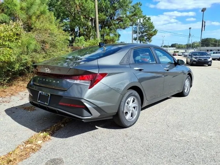 2025 Hyundai Elantra SE photo 1