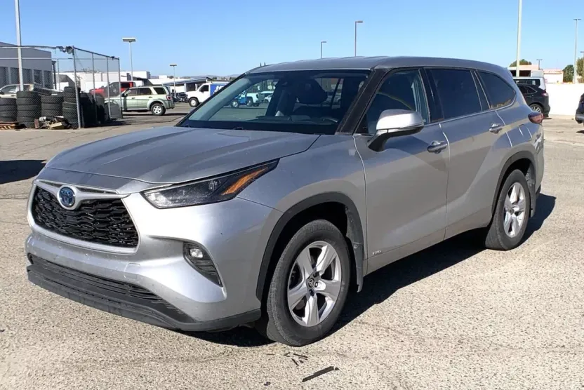 2022 Toyota Highlander Hybrid LE photo 1