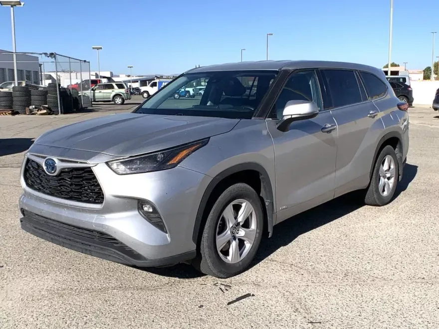 2022 Toyota Highlander Hybrid LE photo 1