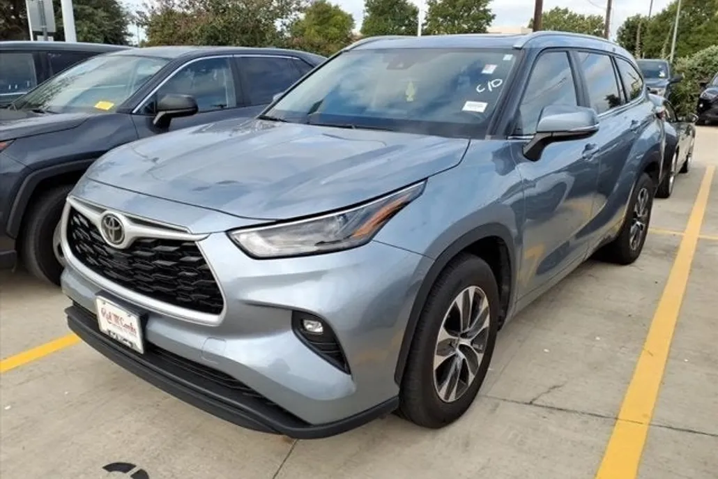 2023 Toyota Highlander XLE photo 1