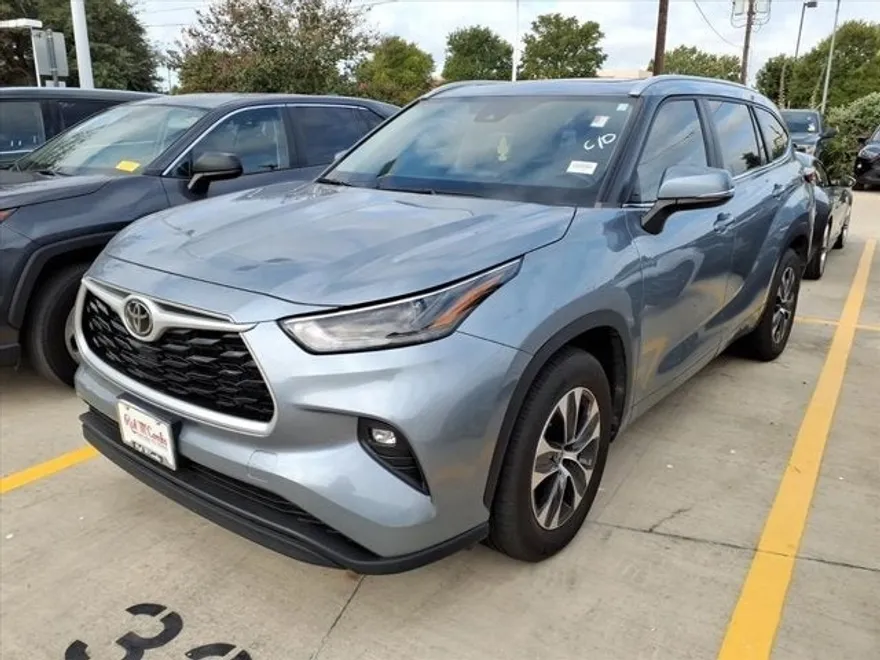 2023 Toyota Highlander XLE photo 1