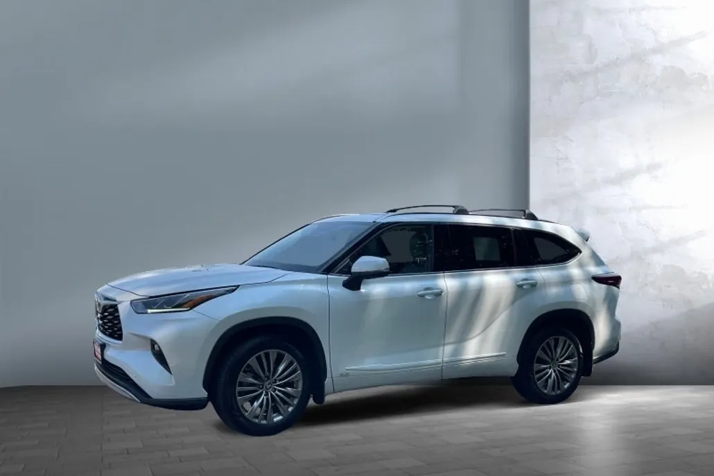 2022 Toyota Highlander Hybrid Platinum photo 1