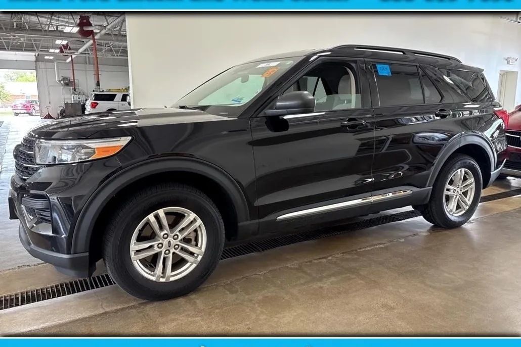 2023 Ford Explorer XLT photo 1