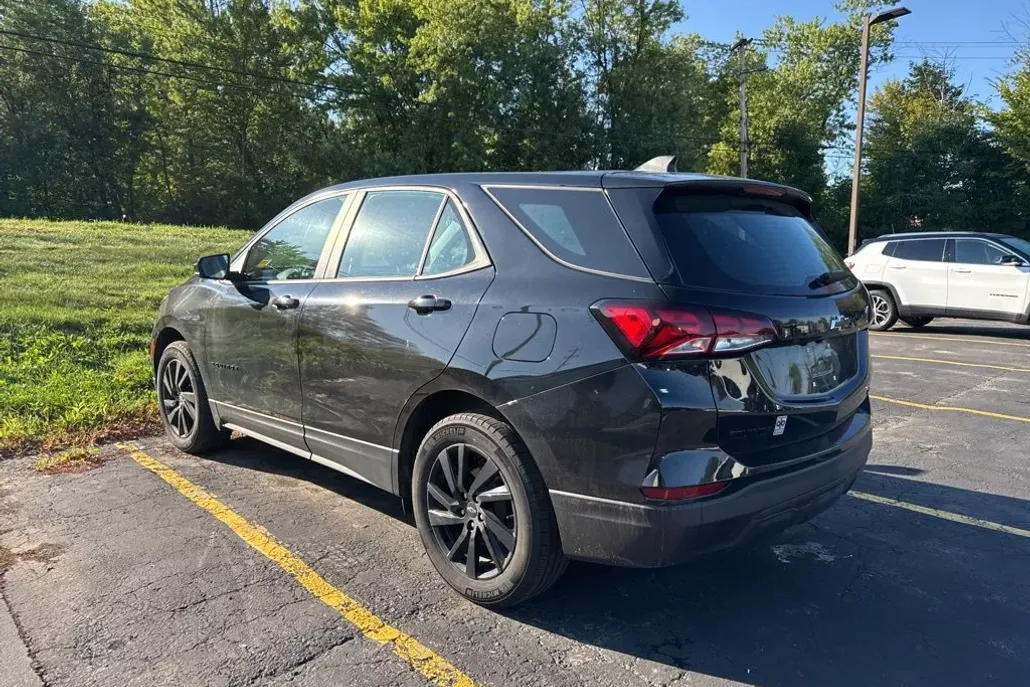 2023 Chevrolet Equinox LS photo 1