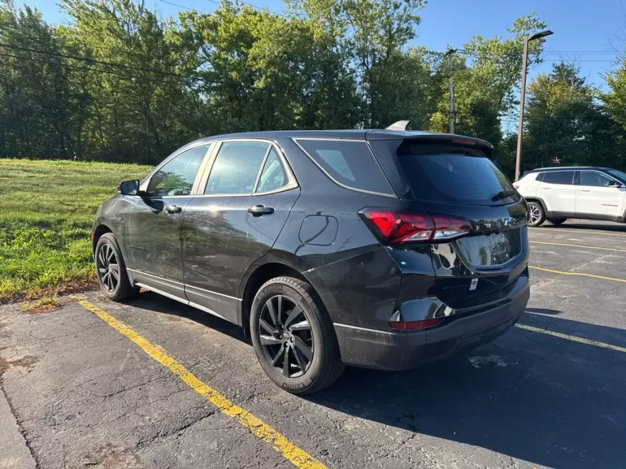 2023 Chevrolet Equinox LS photo 1