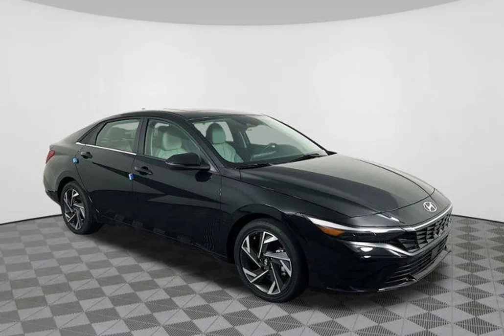 2025 Hyundai Elantra Limited photo 1