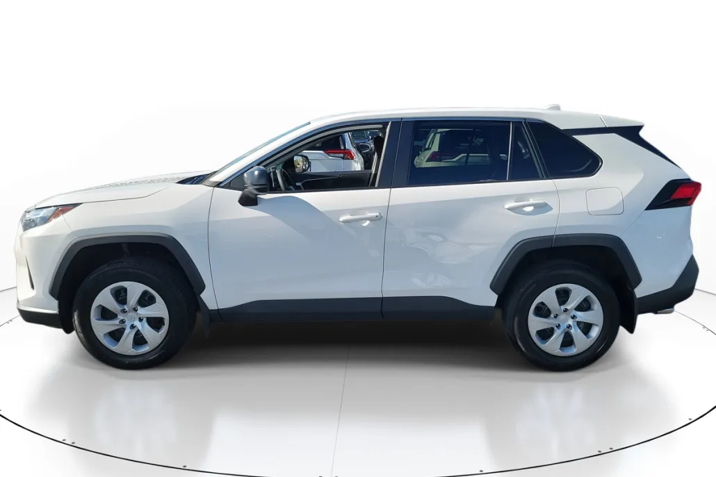 2024 Toyota RAV4 LE photo 1
