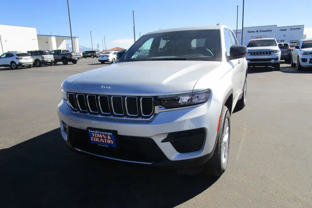 2025 Jeep Grand Cherokee Laredo photo 1