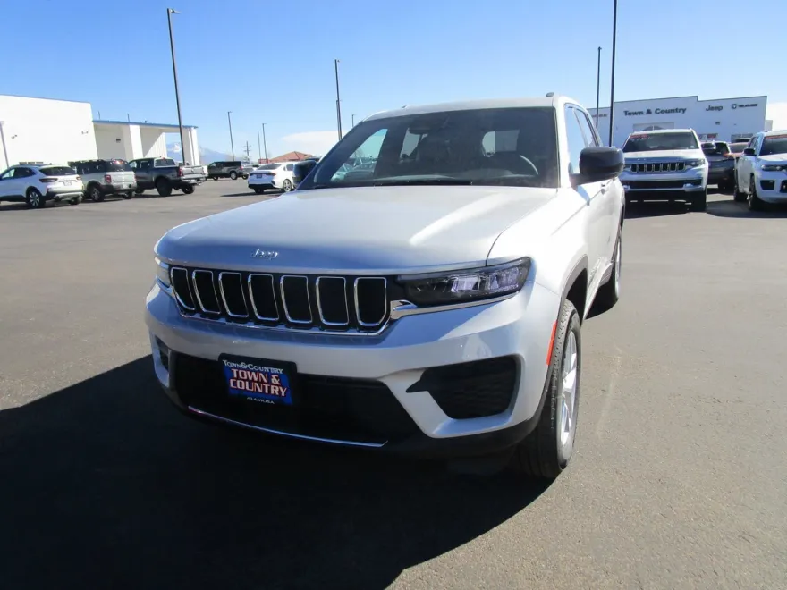 2025 Jeep Grand Cherokee Laredo photo 1
