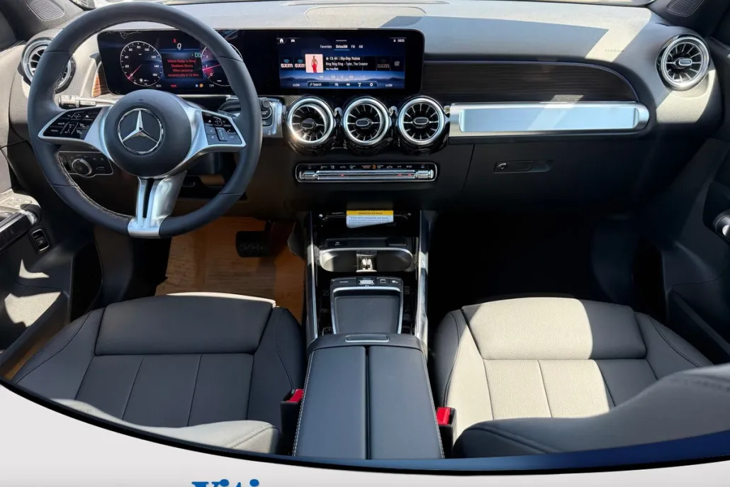 2025 Mercedes Benz GLB 250 4MATIC photo 1